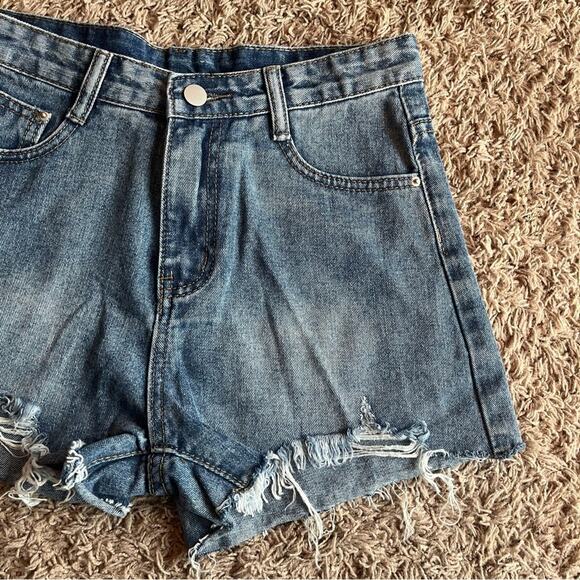 Sozo-One Distressed Medium Wash Jean Shorts Size Large - Picture 6 of 8